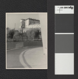 widok na fragment pozostałości zamku wysadzonego przez Szwedów, skan 1