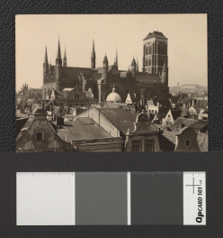 niemieckojęzyczna pocztówka przedstawiająca widok bazyliki mariackiej od strony zachodniej; prawdopodobnie połowa lat 30-tych XX wieku, skan 1