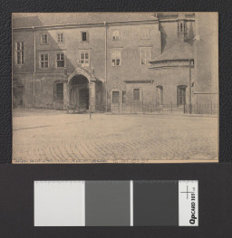 wycinek z „Rocznik Krakowski”, XVII zawierający reprodukcję fotografii czarno-białej; przedstawia zakątek pod kościołem franciszkanów, skan 1