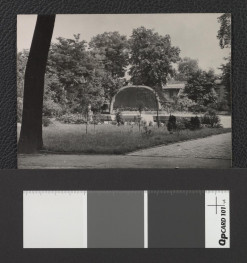 fragment parku miejskiego z muszlą estradową, skan 1