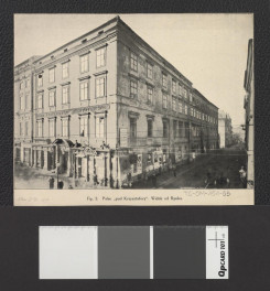wycinek zawierający reprodukcję fotografii czarno-białej; przedstawia tzw. Pałac "Pod Krzysztofory"; widok od rynku, skan 1
