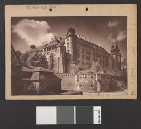 wycinek z publikacji zawierającej dwubarwną reprodukcję fotografii przedstawiajacej zamek królewski, skan 1