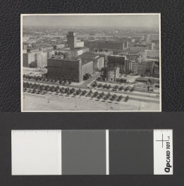 widok z Pałacu Kultury na ulicę Marszałkowską w rejonie przyszłych Domów Towarowych „Centrum”, skan 1