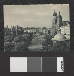 wycinek zawierający dwubarwną reprodukcję fotografii przedstawiającej widok na kościół Mariacki, kościół św. Wojciecha oraz Sukiennice, skan 1