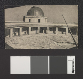 Planetarium i Obserwatorium Astronomiczne im. Mikołaja Kopernika w Katowicach – dziedziniec z zegarem słonecznym, w głębi kopuła obserwatorium astronomicznego, skan 1