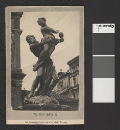 rzeźba figuratywna wieńcząca fontannę przy miejscowym ratuszu (wycinek z anglojęzycznej publikacji tematycznej zawierający dwubarwną reprodukcję fotografii), skan 1