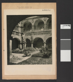 nadbitka fragmentu karty z Ciołek G., Ogrody polskie, Warszawa 1954, s. 26 przedstawiająca renesansowy dziedziniec kamienicy miejskiej przy ul. Kanonicznej, skan 1