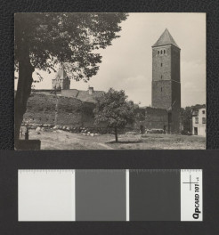 fotografia czarno-biała w formie pocztówki; przedstawia mury i baszty obronne z XIII w., skan 1