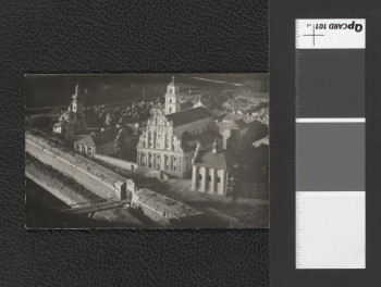 fragment modelu twierdzy zamojskiej ukazujący miasto z lotu ptaka (fotografia dwubarwna w formie pocztówki), skan 1