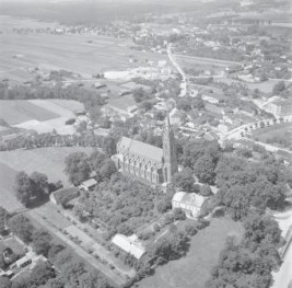 widok ogólny zabudowy lewobrzeżnej części miasta z kościołem od strony wschodniej., skan 1
