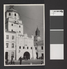 Brama Krakowska widoczna od strony Placu Łokietka; w tle Baszta Trynitarska, skan 1