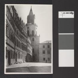 rynek z widocznymi kamienicami Konopniców i Sobieskich oraz Bramą Trynitarską w tle, skan 1