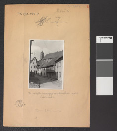 rząd zrujnowanych kamienic z widoczną w tlę bryłą zamku, skan 1