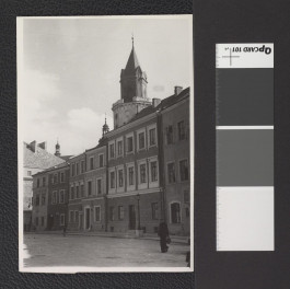 elewacje frontowe kamienic m. in. przy ul. Rynek 17 (kamienica Wieniawskich) i ul. Rynek 16 (tzw. kamienica Muzyków) z widoczną ponad ich dachami Bramą Trynitarską, skan 1