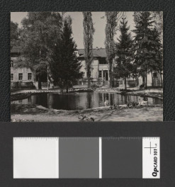 fragment miasta (fotografia dwubarwna w formie pocztówki), skan 1