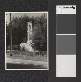 kapliczka w ramach ogrodu widoczna od strony szosy Alei Racławickich, skan 1