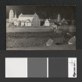 fragment modelu twierdzy zamojskiej ukazujący jeden z wjazdów do miasta (fotografia dwubarwna w formie pocztówki), skan 1