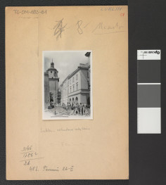 prace renowacyjne przy ul. Bramowej; w tle widoczna Brama Krakowska, skan 1