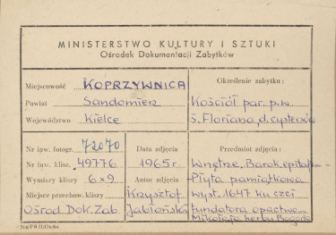 Zespół klasztorny - kościół, wnętrze, widok płyty pamiątkowej ku czci fundatora opactwa - metryczka, skan 1