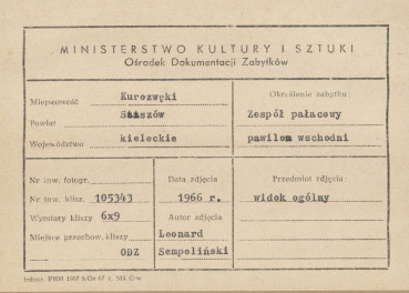 Zespół pałacowy - pawilon wschodni - widok ogólny od strony płn. - metryczka, skan 1