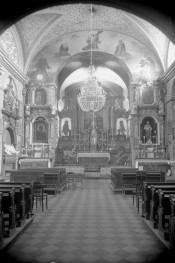 Kościół klasztorny p.w. Matki Boskiej Anielskiej - wnętrze: nawa główa z ołtarzem głównym., skan 1