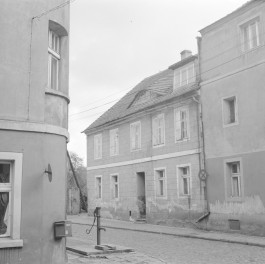 Zabudowa miejska. Kamienica elewacja frontowa z boniowaniem., skan 1