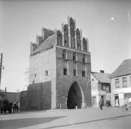 Brama Chełmińska z dawnymi obwarowaniami, ok. 1370 - widok zewnętrzny od strony miasta, skan 1