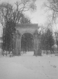 park pałacowy - łuk triumfalny 1842 ku czci księcia Józefa Poniatowskiego, skan 1