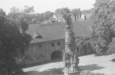 opactwo Cystersów - oficyna - elewacja od strony dziedzińca z bramą wjazdową - fragment , skan 1