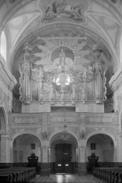 zespół klasztorny Bernardynów, kościół, ob. parafialny pw. Przemienia Pańskiego i św. Michała Archanioła -wnętrze: chór muzyczny, skan 1