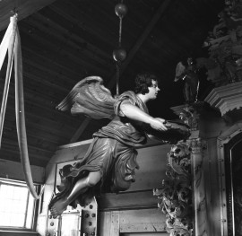 kościół ewangelicki, ob. rzymskokatolicki filialny pw. Matki Boskiej Częstochowskiej - wnętrze: anioł - rzeźba wisząca (XVIII w.), skan 1