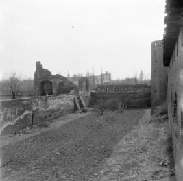 zamek krzyżacki - fragment zespołu zamkowego - ruiny budynków mieszkalnych, skan 1