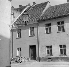 kamienica, ul. Matejki 9 (na kopercie był nr 8) - elewacja frontowa, skan 1
