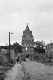 brama Świecka - zniszczenia, widok ogólny, skan 1