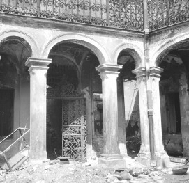 Pałac Walickich - zniszczony dziedziniec arkadowy. Filary arkadowe., skan 1