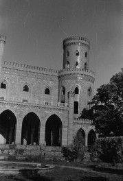 pałac Marianny Orańskiej - elewacja południowa - baszta narożna oraz arkady - fragment, skan 1