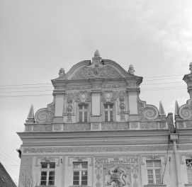 Kamienica - elewacja frontowa barokowo-klasycystyczna. Górna część ozdobiona dekorem rokoko. Attyka w części górnej. , skan 1