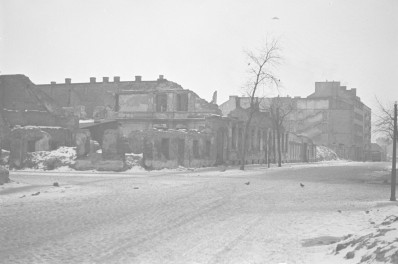 Zniszczona zabudowa miejska. Ruiny., skan 1