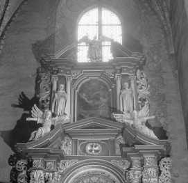 kościół parafialny pw. św.św. Marcina i Mikołaja - ołtarz Św. Józefa - zwieńczenie, skan 1