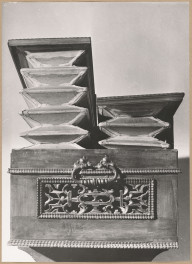 Muzeum Diecezjalne - organy przenośne, widok na prawy bok, z podniesionym miechem  , skan 1