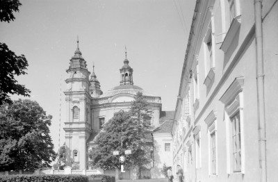 kościół, ob. parafialny pw. św. Ludwika, dawny klasztor popauliński - elewacja od południa, skan 1