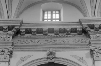 katedra Zmartwychwstania Pańskiego i św. Tomasza Apostoła - wnętrze: fragment gzymsowanie nawy głównej, skan 1