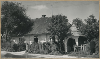 Kapliczka drewniana obok chaty, skan 1