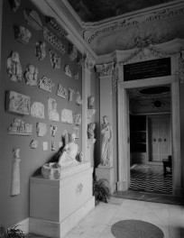 założenie pałacowo-ogrodowe - wnętrze: lapidarium z widokiem na bibliotekę króla, skan 1