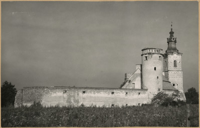 Zespół opactwa cystersów - widok od płd. - wsch. na wieże -  Krakowską i Muzyczną oraz fragment przyległych budynków gospodarczych , skan 1