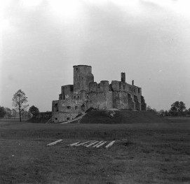 zamek biskupów krakowskich - widok od północnego - zachodu, skan 1