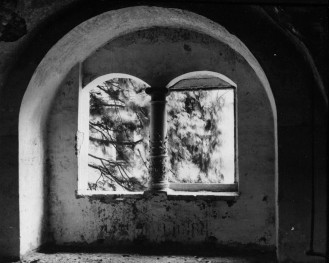 zamek - wnętrze, biforium z łukiem odciążającym, skan 1