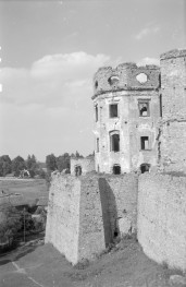 Zamek Krzyżtopór - widok baszty od północnego-zachodu, skan 1