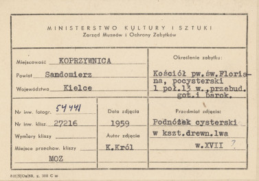 Zespół klasztorny - kościół, wnętrze, drewniany podnóżek w kształcie lwa - metryczka, skan 1