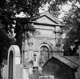 cmentarz - grobowiec Kaczorowskich, skan 1